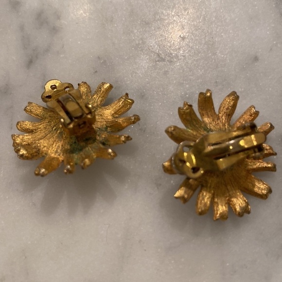 Vintage 1950s Daisy Clip on Earrings - Picture 4 of 6